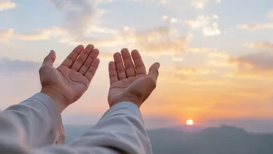 Şafak vaktinde gökyüzüne doğru açılmış dua eden eller